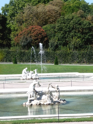 Springbrunnen im Schlosspark Belvedere 01