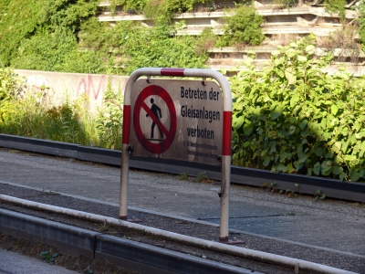 Schild "Betreten der Gleisanlagen verboten"