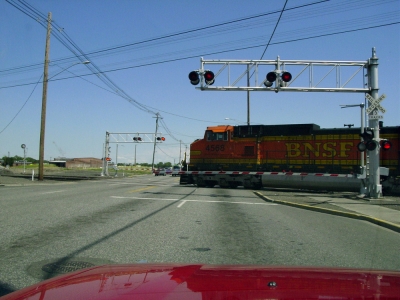 BNSF Lok an einem Bahnübergang