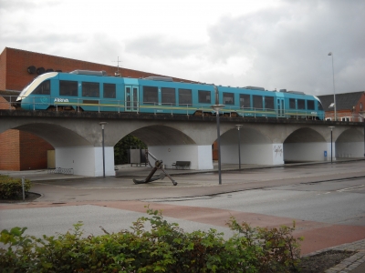 Nahverkehrs-Dieseltriebwagen im Bahnhof von Struer/Dänemark