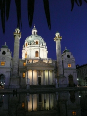 Karlskirche in Wien bei Nacht