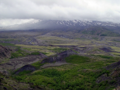 Mount St. Helens (Vulkan) in Wolken