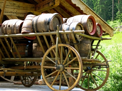 Bauernmuseum Leiterwagen mit Holzfässern_2