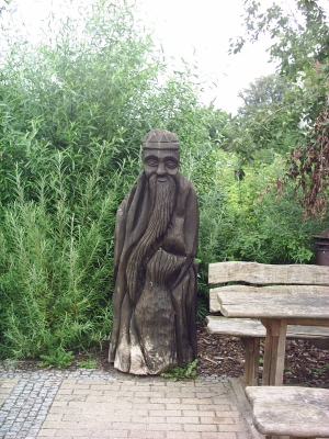 "Holzfigur am Hafen"