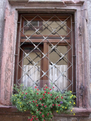 Altes Fenster mit floralem Einschlag