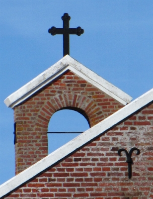 Kirchendach mit Kreuz ?