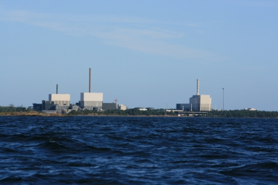 Blick vom Meer auf das Kraftwerk Oskarshamn in Schweden