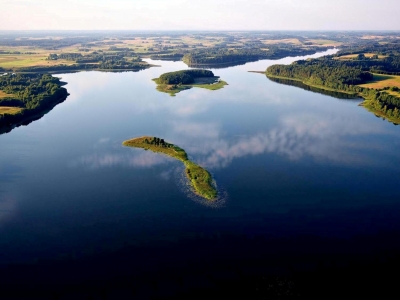 großer See mit Inseln - Luftbild