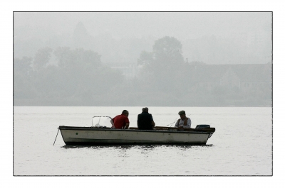 drei Mann in einem Boot