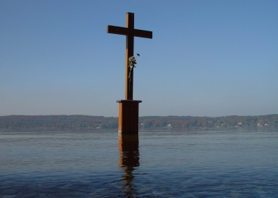 Kreuz im See