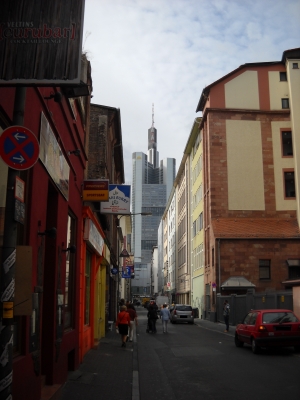 Frankfurt/Main - Straßenszene: Alt und neu