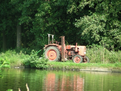Traktor mit Mähbalken