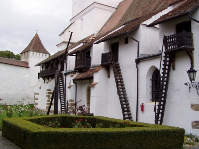 Wehrkirche Honigberg innerhalb der Ringmauer