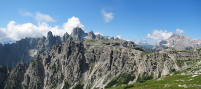Dolomiten | UNESCO Weltanturerbe: Eine Panoramaaufnahme der Dolomiten.