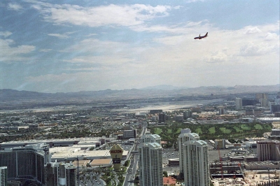 Landeanflug auf Las Vegas International Airport im Süden der Stadt.