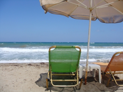 Sonnenschirm und Liege am Mittelmeer