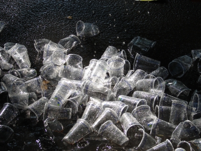 Plastikbecher am Straßenrand