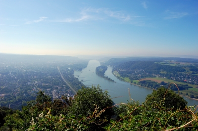 Blick ins Tal von der Burgruine Drachenfels nach Süd