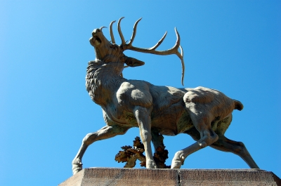 Die Hirschskulptur von Schloss Drachenburg