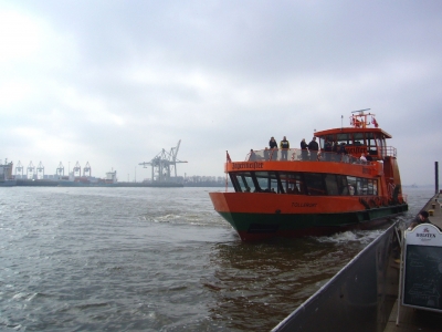 Ein Elbschiff der HVV in Hamburg