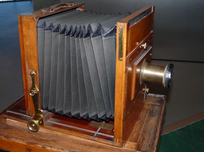 Hölzerne Kamera (um 1900)