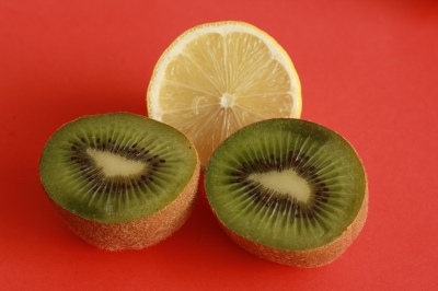 Kiwihälften und Zitronenhälfte