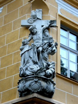 Fassade, Hausecke mit Statue in Bamberg