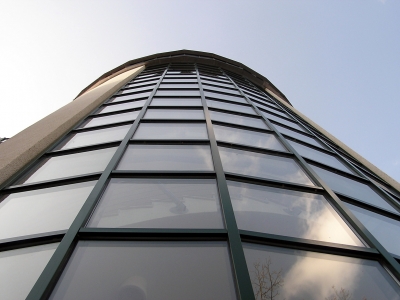Glasfassade an rundem Turm