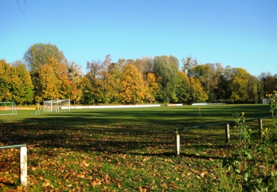 Fußballplatz im Herbst
