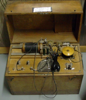 Defibrillator der ersten Generation - Marke unbekannt