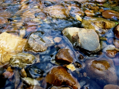 Steine im Wasser von RENOLO.DE