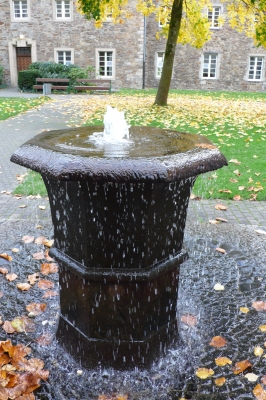 Brunnen im Innenhof des Altenberger Doms