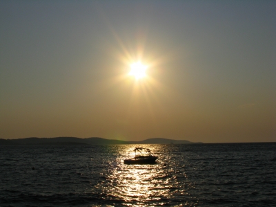 Sonnenuntergang mit Boot in Kroatien