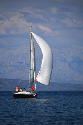 Segelboot vor der Insel Hvar in Kroatien