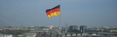 Deutschlandfahne über Berlin