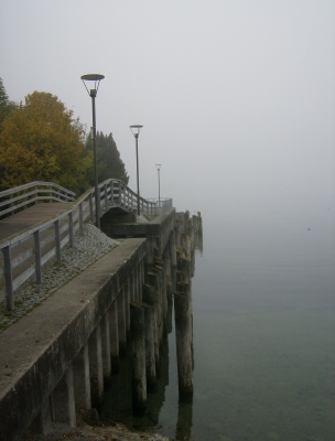 Brücke im Herbstnebel