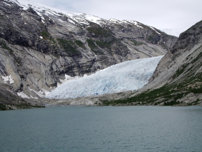 Gletscherzunge und Gletschersee aus der Entfernung