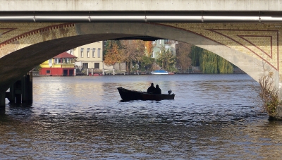 Angler unter der Brücke