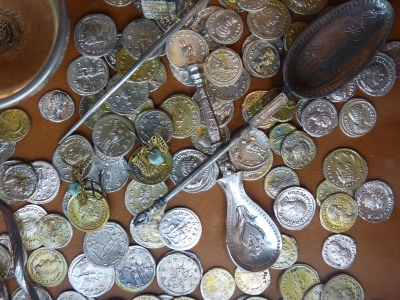 Löffel und Münzen