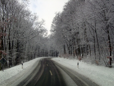 Glatte Straße nach Neuschnee