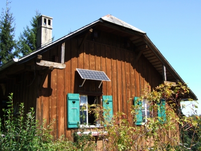 Holzhaus mit Sonnenkollektor