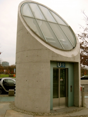 Aufzug am Bundestag-U-Bf.