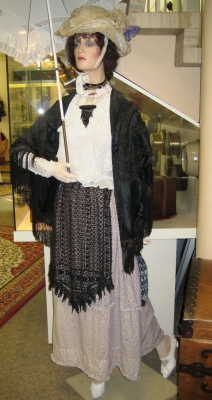 Dame mit Kleidung etwa um 1900