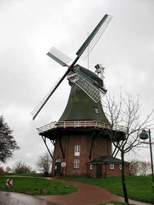 Greetsiel grüne Windmühle