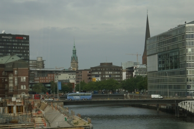 Fleet mit Blick auf den Michel in Hamburg