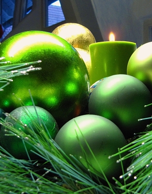 Weihnachtskugeln mit Kerze grün 2
