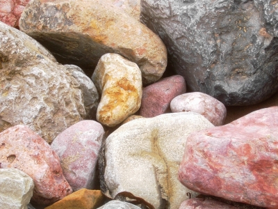 Bunte Steine an einem Stand an der Algarve!