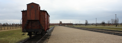Rampe, Güterwaggon und Eingangsbereich Birkenau
