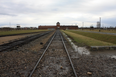 Rampe im Vernichtungslager Auschwitz-Birkenau im Regen 2