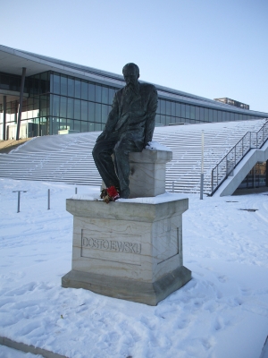 Dostojewski-Denkmal im Winter